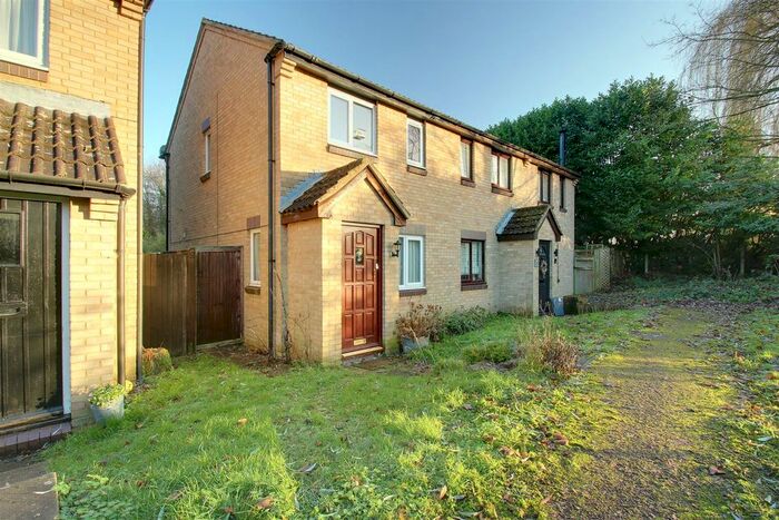 2 Bedroom Property To Rent In Roman Gardens, Kings Langley, WD4