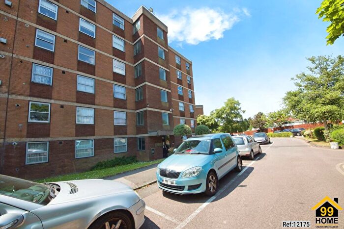 3 Bedroom Apartment To Rent In Woolmead Avenue, London, Barnet, NW9