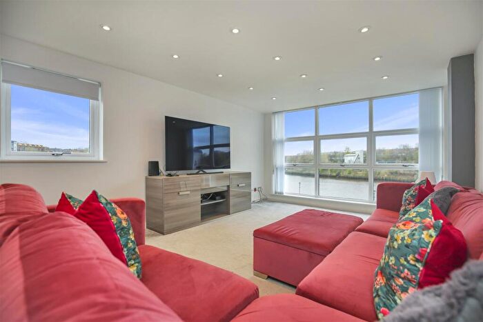 3 Bedroom Apartment To Rent In ( Month Tenancy) Mariners Wharf, Quayside, Newcastle Upon Tyne, NE1