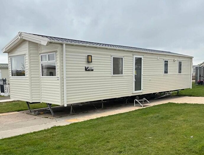 3 Bedroom Caravan For Sale In Flag Hill, Great Bentley, Colchester, CO7