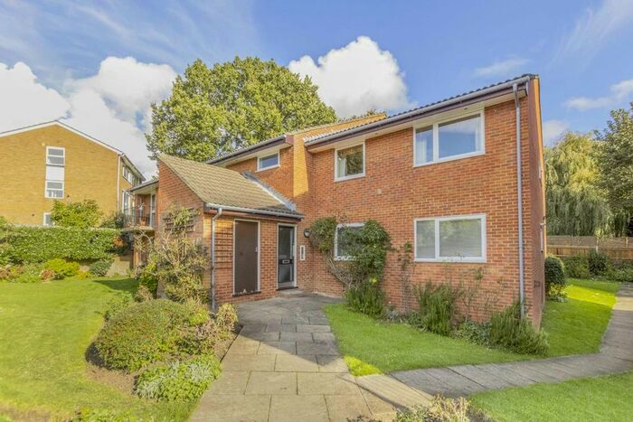 2 Bedroom Flat To Rent In Hall Close, London, W5