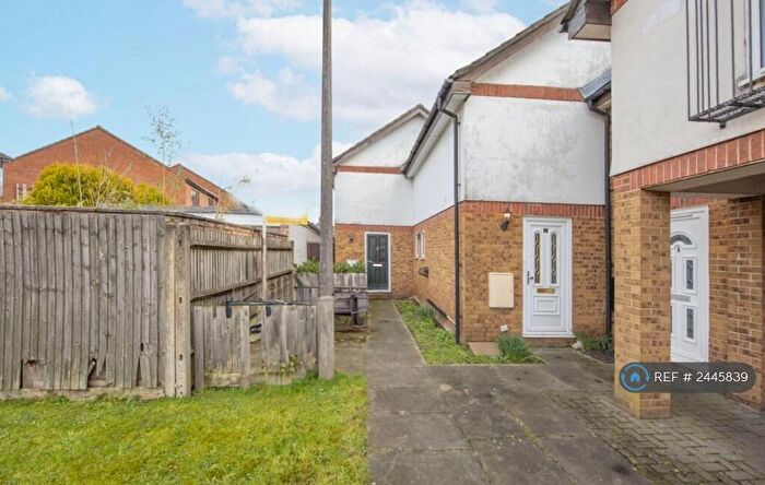 2 Bedroom End Of Terrace House To Rent In Walton Road, West Molesey, KT8