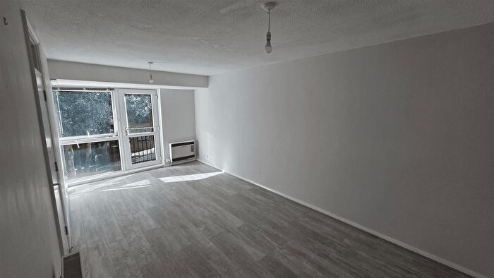 2 Bedroom Property To Rent In Bruntile Close, Farnborough, GU14