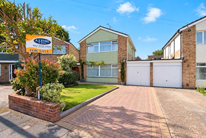 3 Bedroom Link Detached House For Sale In Stephen Close, Cowplain, PO8