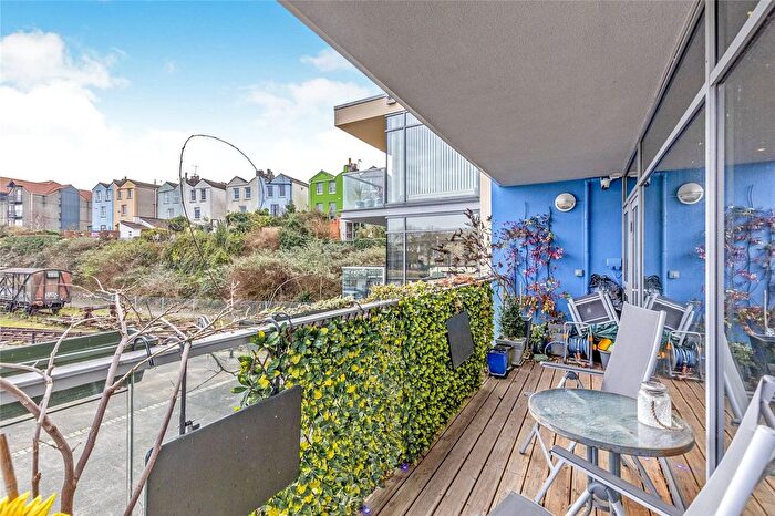 2 Bedroom Flat For Sale In Court, Bristol, BS1