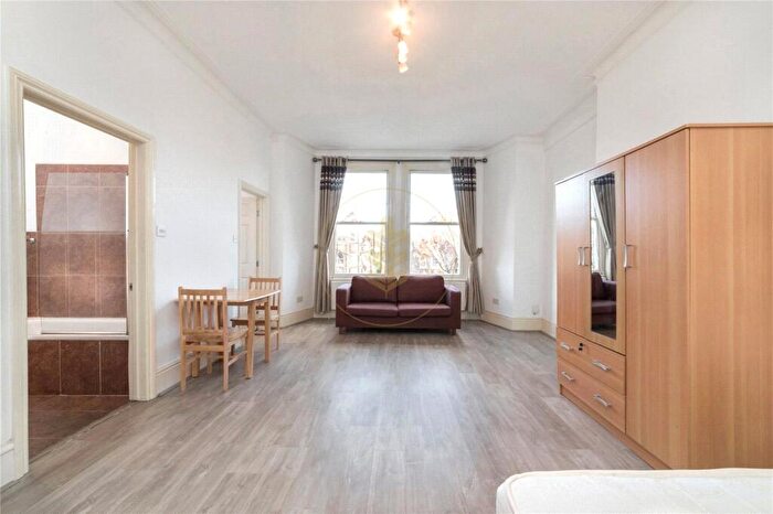 Apartment To Rent In Christchurch Avenue, Mapesbury, London, NW6