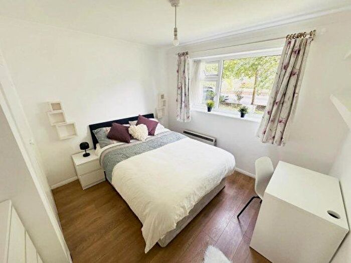 3 Bedroom Flat To Rent In Lovelace Road, Surbiton, Surrey, KT6