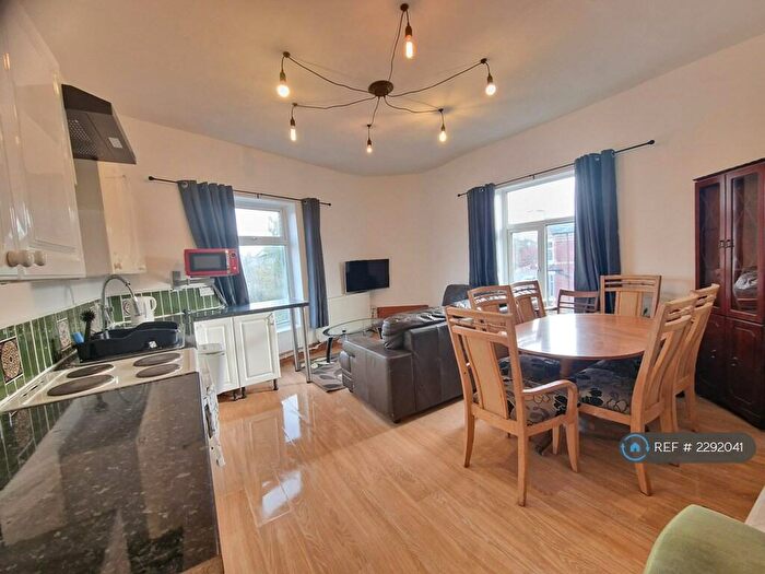 3 Bedroom Flat To Rent In Gerald Road, Salford, M6