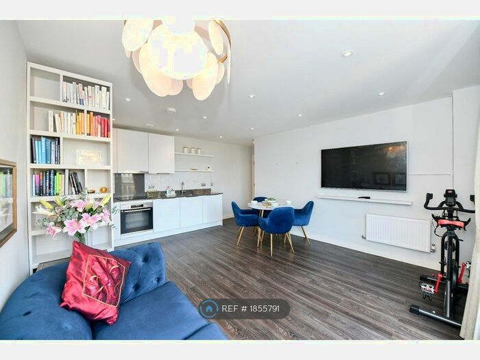 2 Bedroom Flat To Rent In High Street, Feltham, TW13