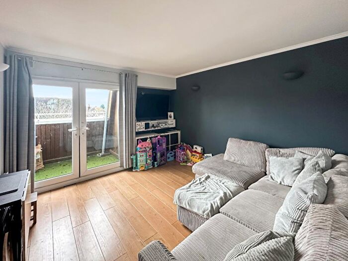 2 Bedroom Maisonette For Sale In Kingswood Avenue, South Croydon, Surrey, CR2