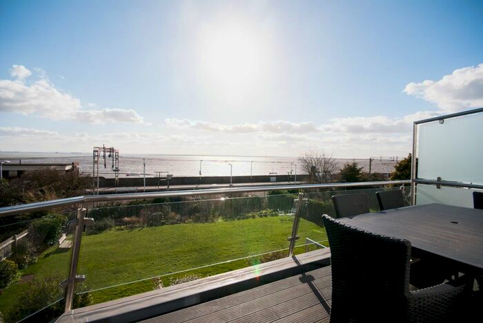 2 Bedroom Flat To Rent In Kingston Court, Undercliff Gardens, Leigh-On-Sea, SS9