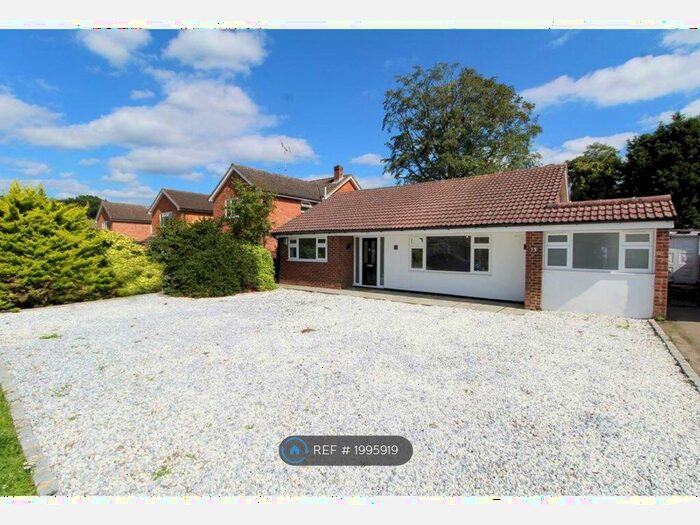 4 Bedroom Bungalow To Rent In Cedar Drive, Fleet, GU51