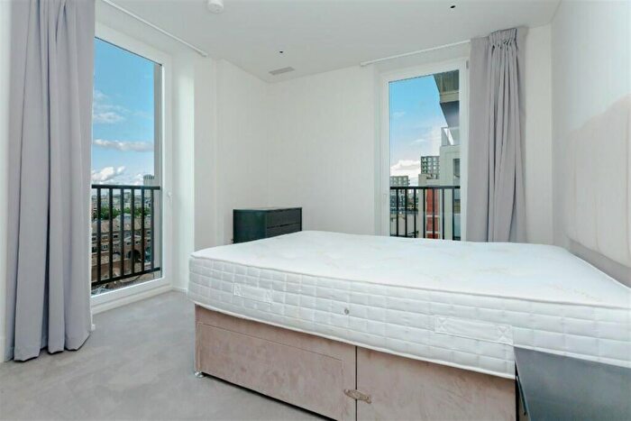 Flat To Rent In Gartons Way, SW11