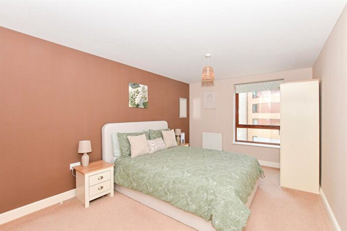 2 Bedroom Flat For Sale In Commonwealth Drive, Three Bridges, Crawley, West Sussex, RH10