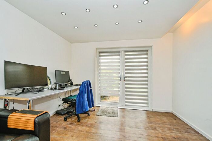 3 Bedroom End Terrace House For Sale In Dulverton Avenue, Swindon, SN3