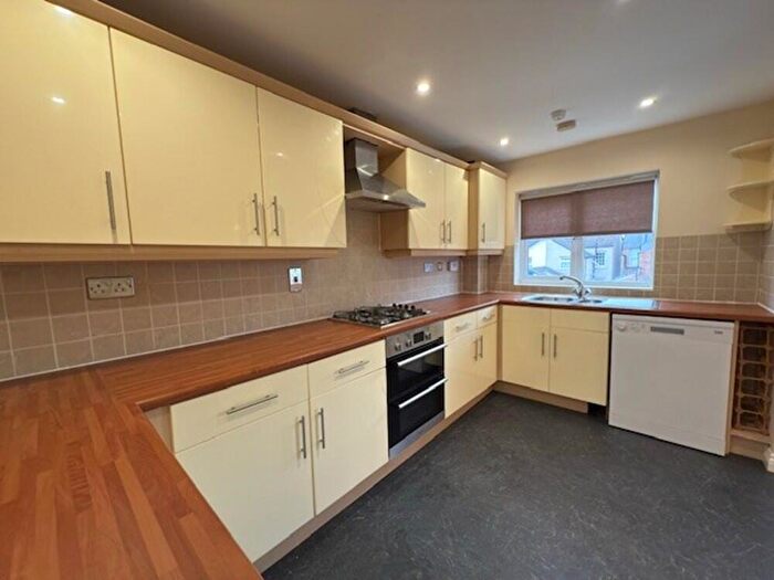 4 Bedroom Town House To Rent In Crowe Road, Bedford, MK40