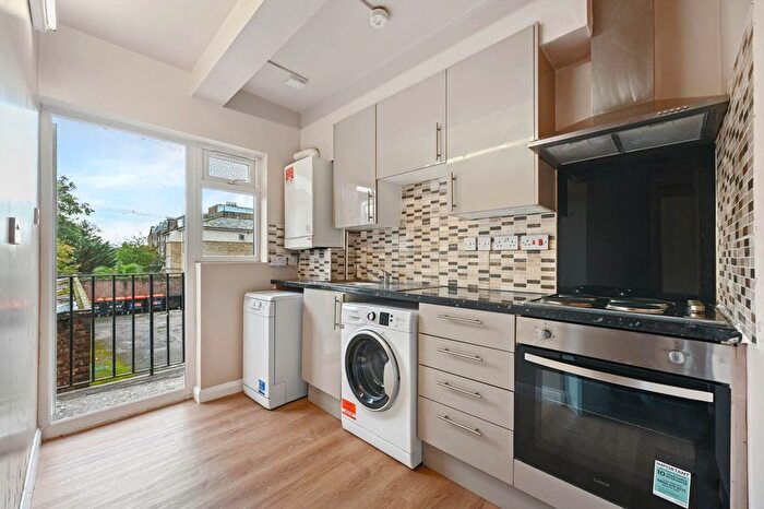 2 Bedroom Flat To Rent In Hanover Court, Uxbridge Road, Shepherds Bush, W12