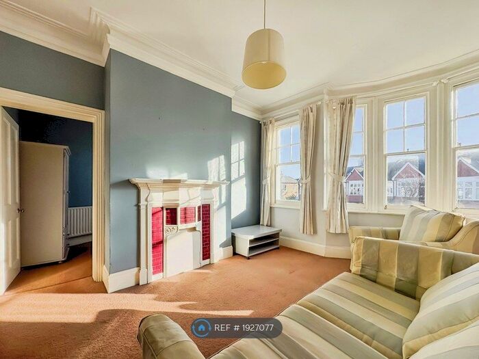 3 Bedroom Flat To Rent In Emmanuel Road, London, SW12