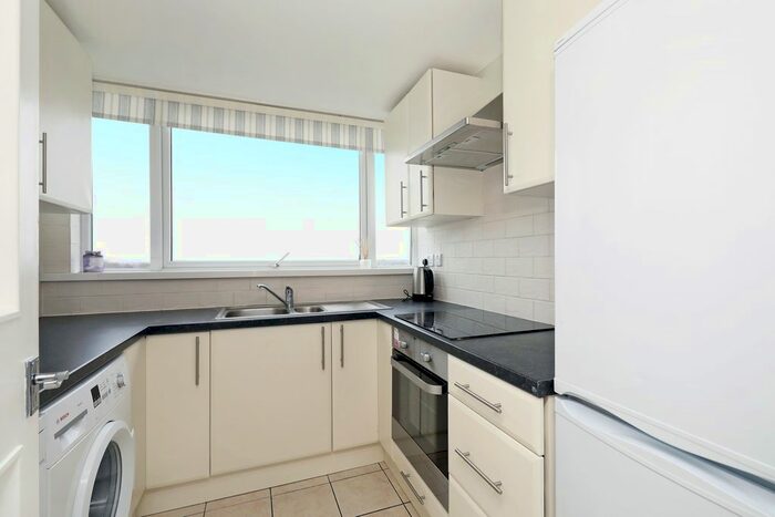 2 Bedroom Flat To Rent In Howson Terrace, Richmond Hill, Richmond, TW10