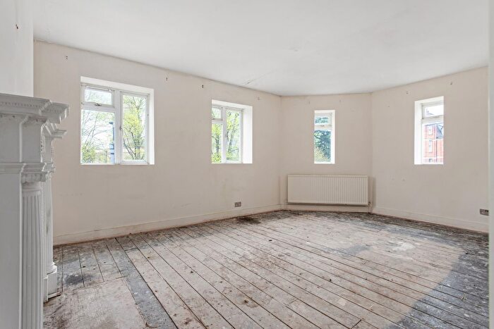 2 Bedroom Flat For Sale In Streatham High Road, London, SW16