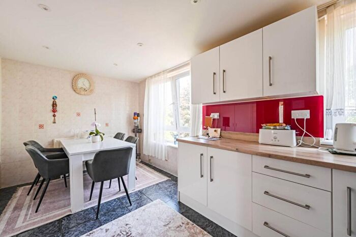 3 Bedroom Flat For Sale In The Sandlings, , Wood Green, London, N22