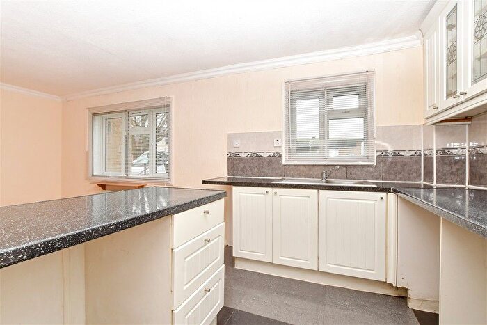 1 Bedroom Flat For Sale In Kingston Road, Leatherhead, Surrey, KT22