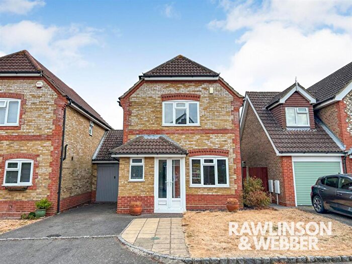 3 Bedroom Link Detached House For Sale In Lytcott Drive, West Molesey, KT8