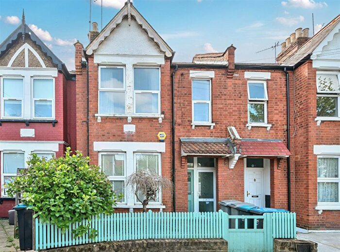 3 Bedroom Flat To Rent In Deacon Road, London, NW2