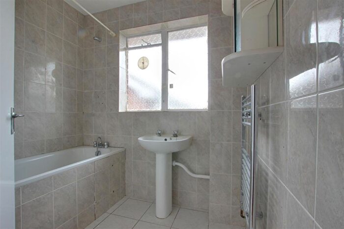 3 Bedroom Flat To Rent In Springbank, London, N21