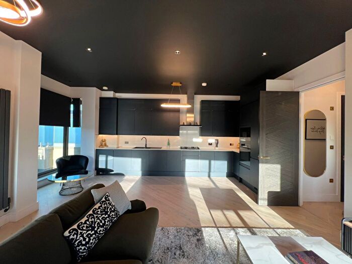 2 Bedroom Flat To Rent In High Road, London, N20