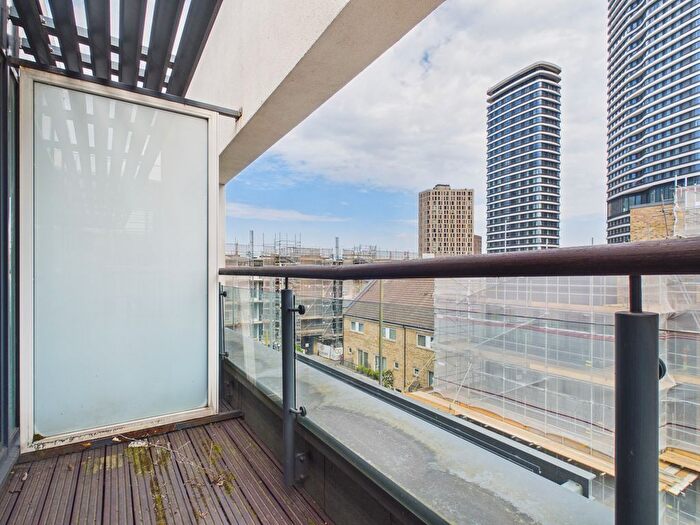 2 Bedroom Flat For Sale In Boardwalk Place, London, E14