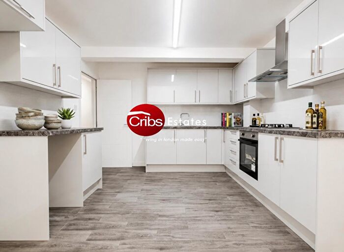3 Bedroom Flat To Rent In Morden, SM4