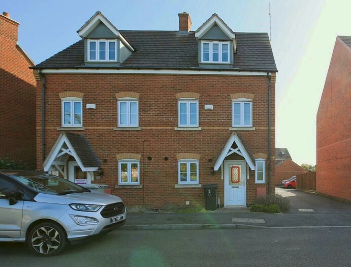 4 Bedroom Semi-Detached House To Rent In Belvoir Close, Stamford, Lincolnshire, PE9