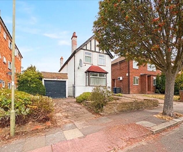 3 Bedroom Detached House For Sale In Shakespeare Road, Mill Hill, NW7