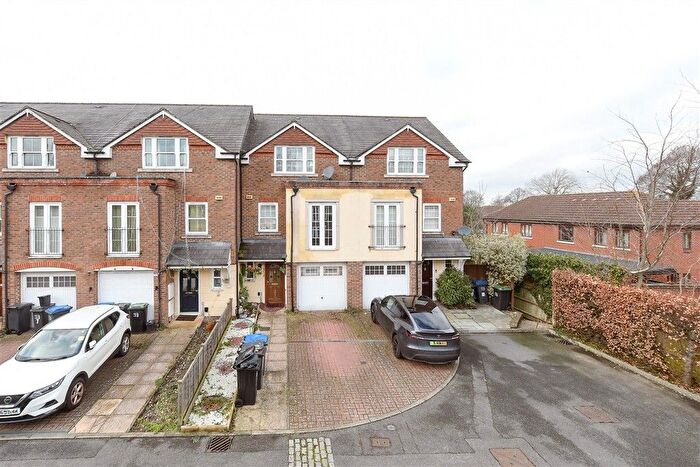 3 Bedroom Town House For Sale In Wyndhurst Close, South Croydon, Surrey, CR2
