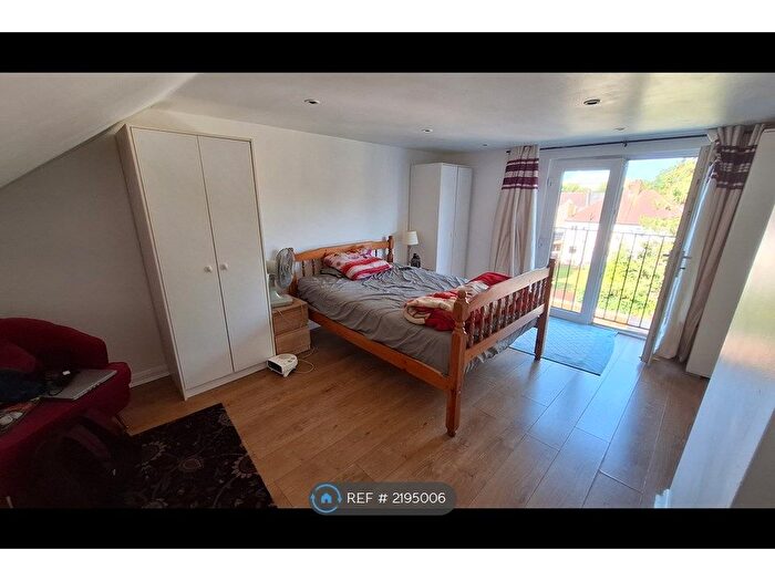 2 Bedroom Flat To Rent In Warwick Road, Sutton, SM1
