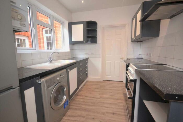 6 Bedroom Terraced House To Rent In Swainstone Road, Reading, RG2