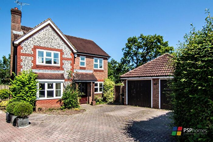 4 Bedroom Detached House To Rent In Hammonds Ridge, Burgess Hill, RH15