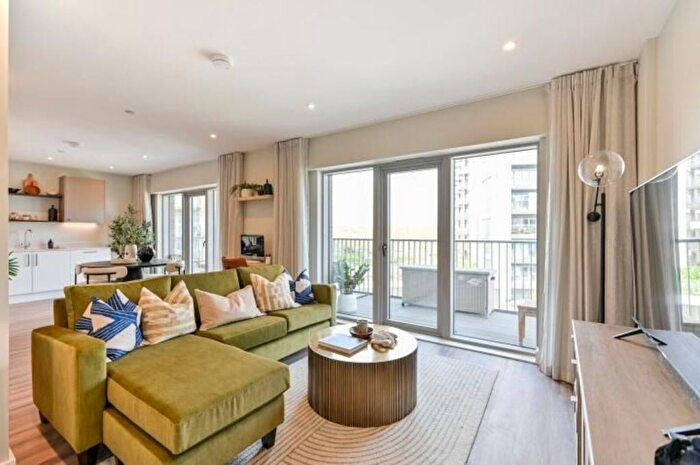 2 Bedroom Flat For Sale In Bankside Gardens, Reading, RG2