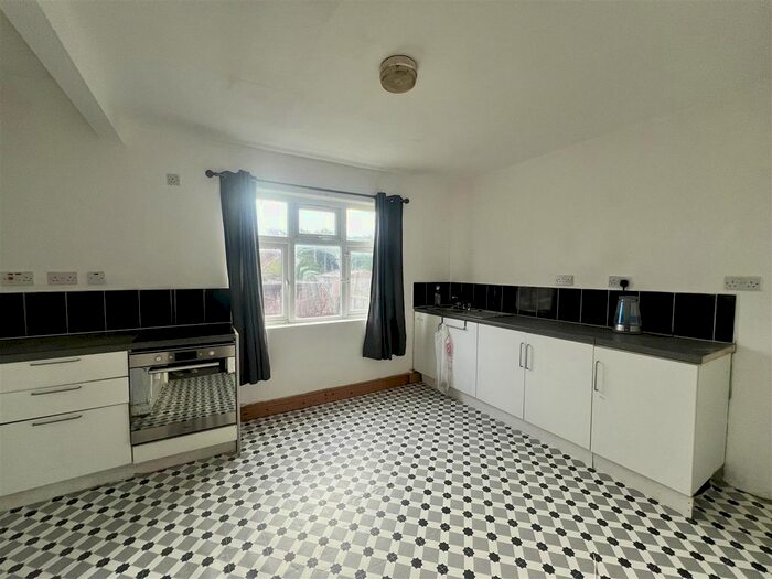 3 Bedroom Semi-Detached House To Rent In Kirkdale View, Leeds, LS12