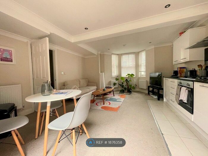 2 Bedroom Flat To Rent In A Luxor Street, London, SE5