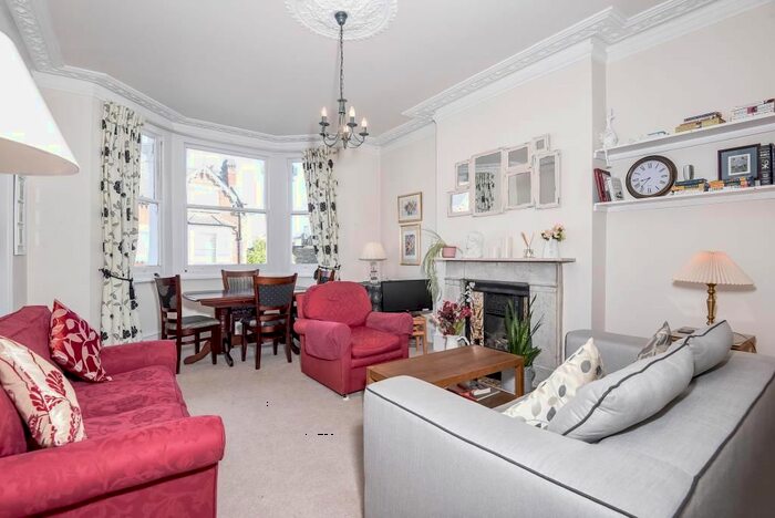 2 Bedroom Flat To Rent In Lancaster Park, Richmond, TW10