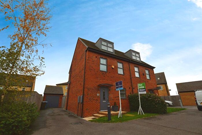 4 Bedroom Semi Detached House For Sale In Larkin Lane, Kingswood, Hull, HU7