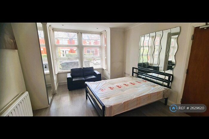 Studio To Rent In New Southgate, London, N11