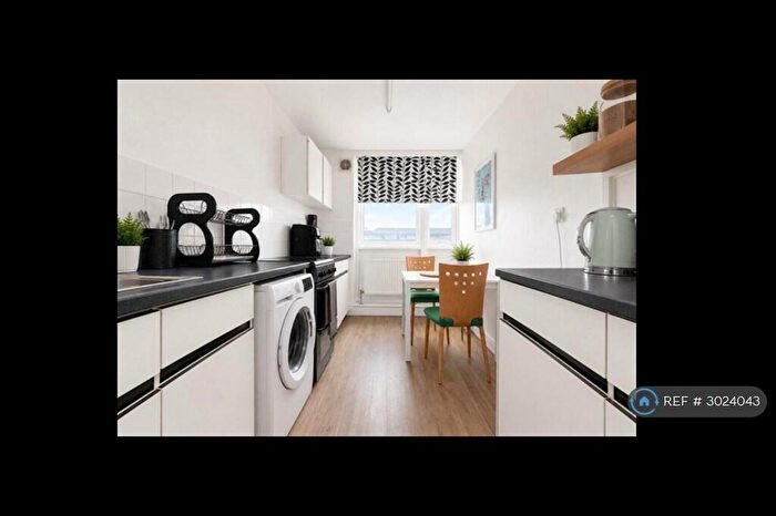 3 Bedroom Maisonette To Rent In Cable St, London, E1W