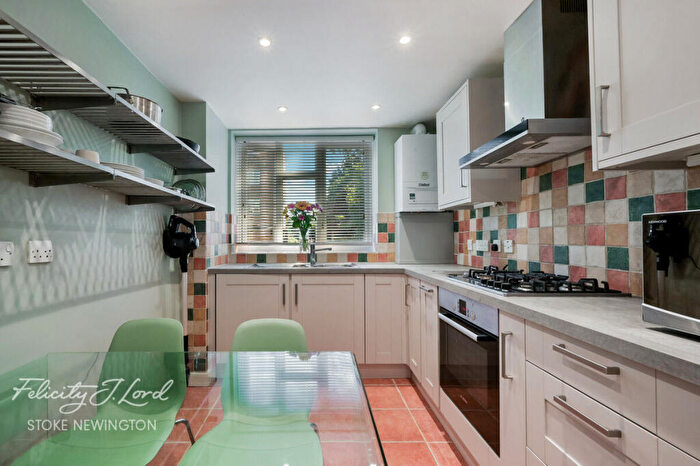 2 Bedroom Flat For Sale In Bethune Road, London, N16