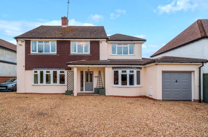 4 Bedroom Detached House To Rent In Tongham Road, Farnham, GU10