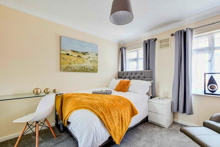 1 Bedroom Property To Rent In Smalls Mead, West Green, RH11