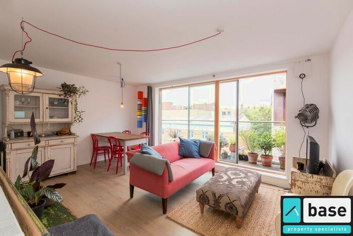 2 Bedroom Flat To Rent In Fortescue Avenue, London Fields, E8