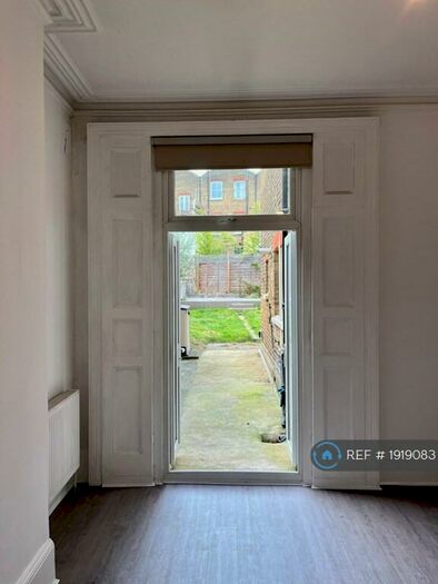 2 Bedroom Flat To Rent In Garden, London, N19